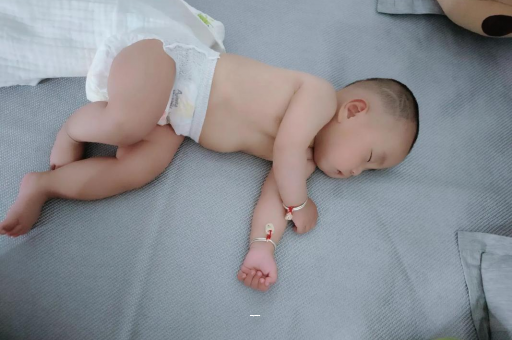 通辽宝宝先长上牙还是下牙